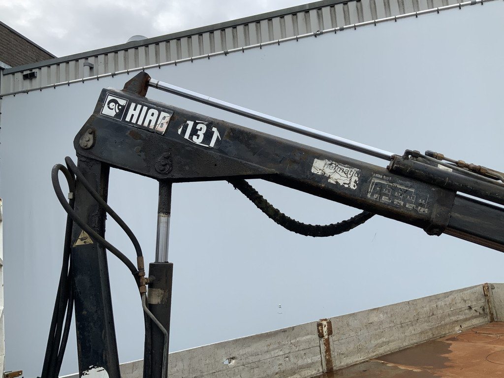 44399081-2.jpg